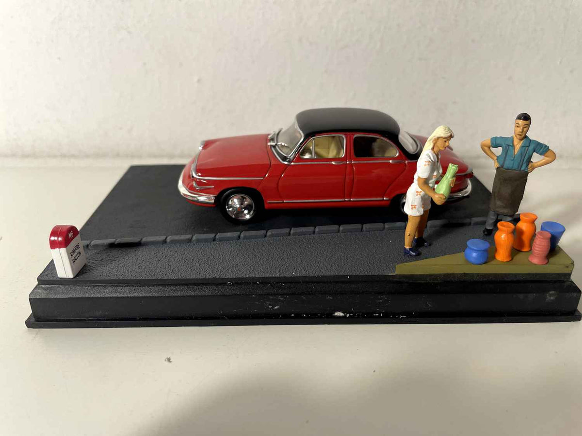 Panhard PL17 rojo con techo negro - La Nacional 7 - la ruta azul