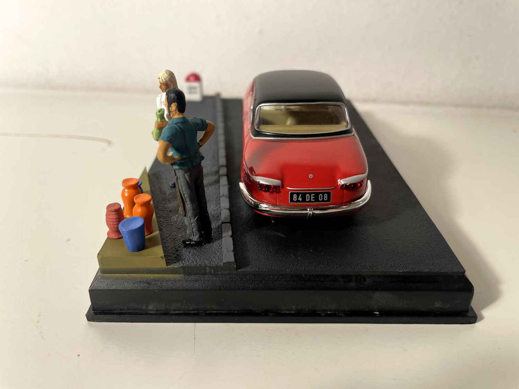 Panhard PL 17 rouge et toit noir - La Nationale 7 - la route bleue