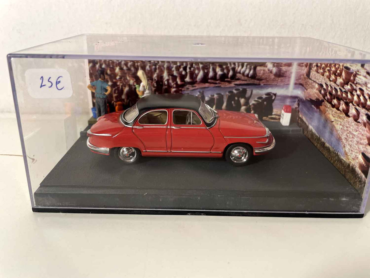 Panhard PL17 rojo con techo negro - La Nacional 7 - la ruta azul
