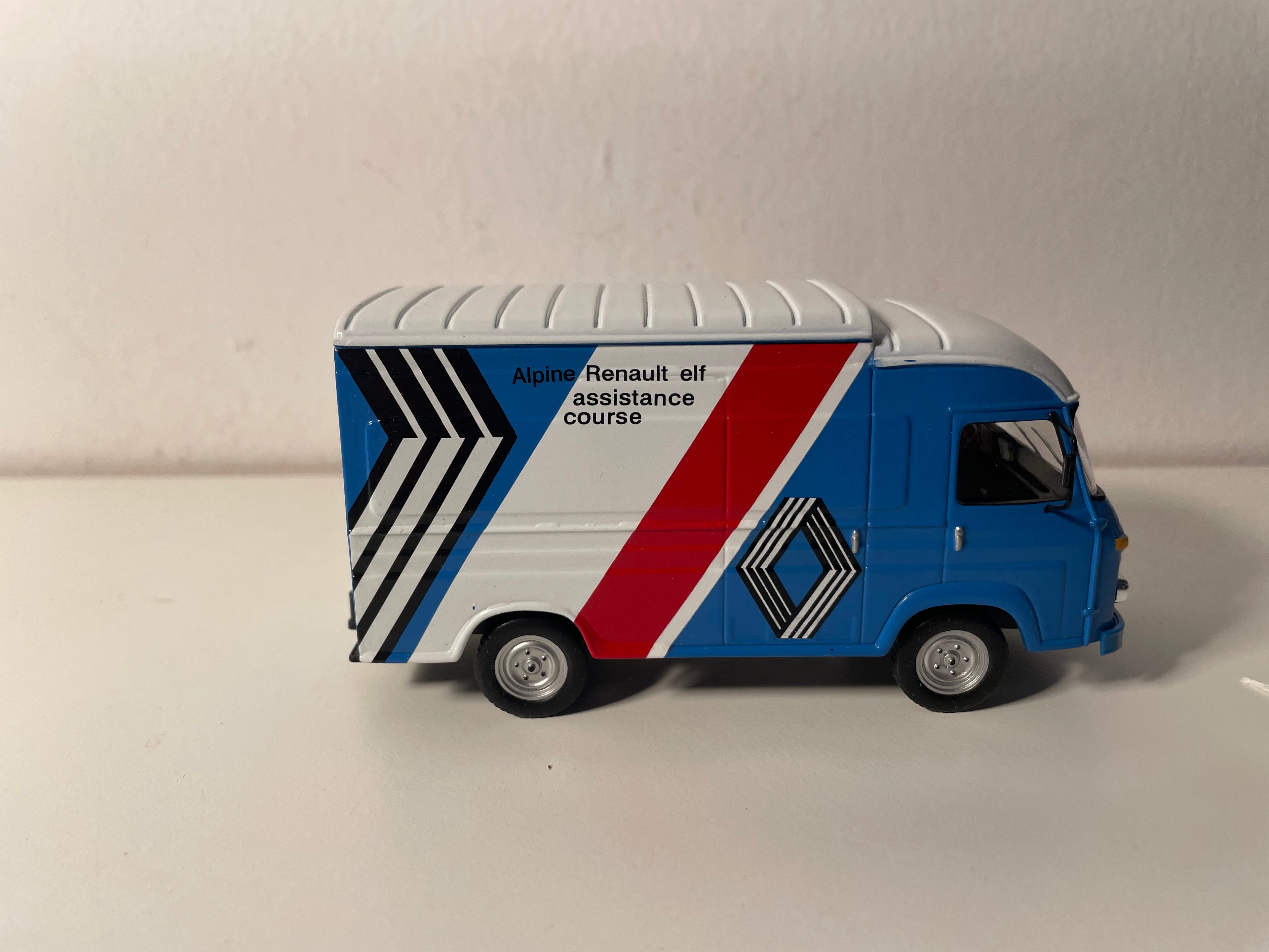 Fourgon Saviem SG2 - Renault - bleu, blanc et rouge - Assistance course Alpine rallye de Monté-Carlo de 1973 - IXO