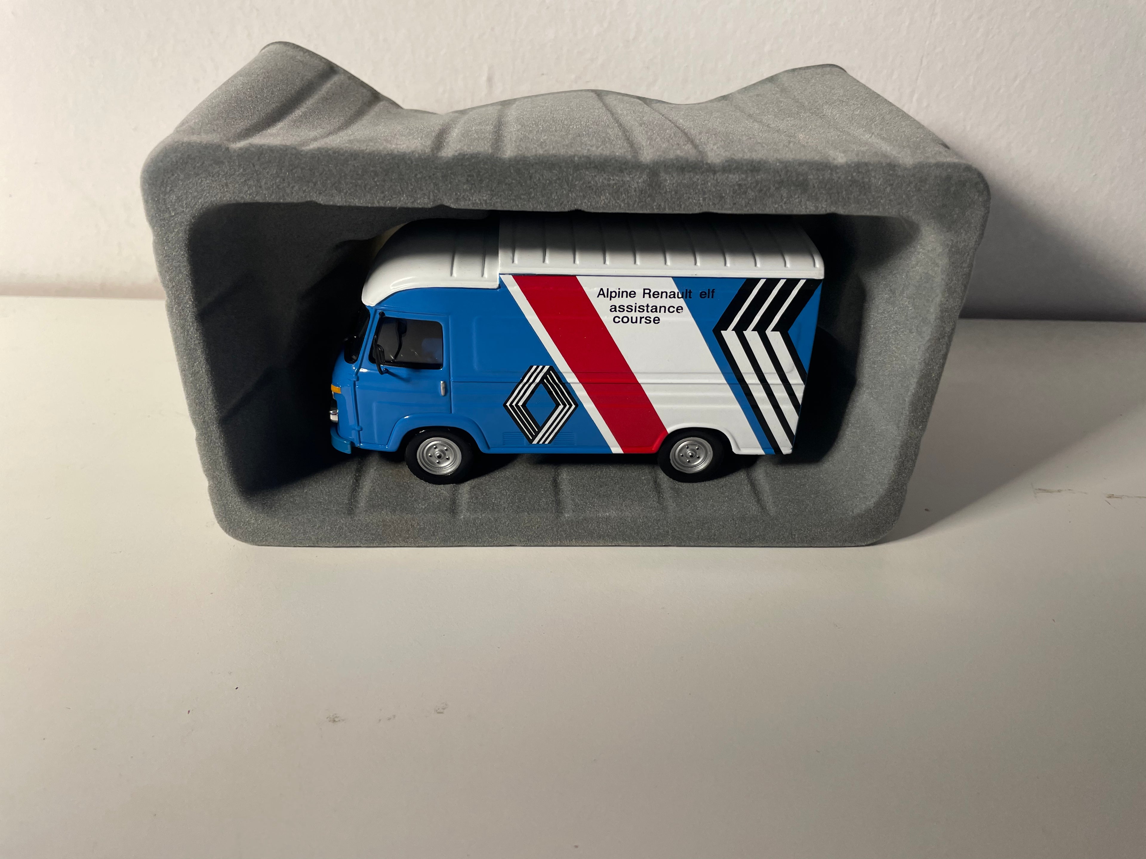 Fourgon Saviem SG2 - Renault - bleu, blanc et rouge - Assistance course Alpine rallye de Monté-Carlo de 1973 - IXO