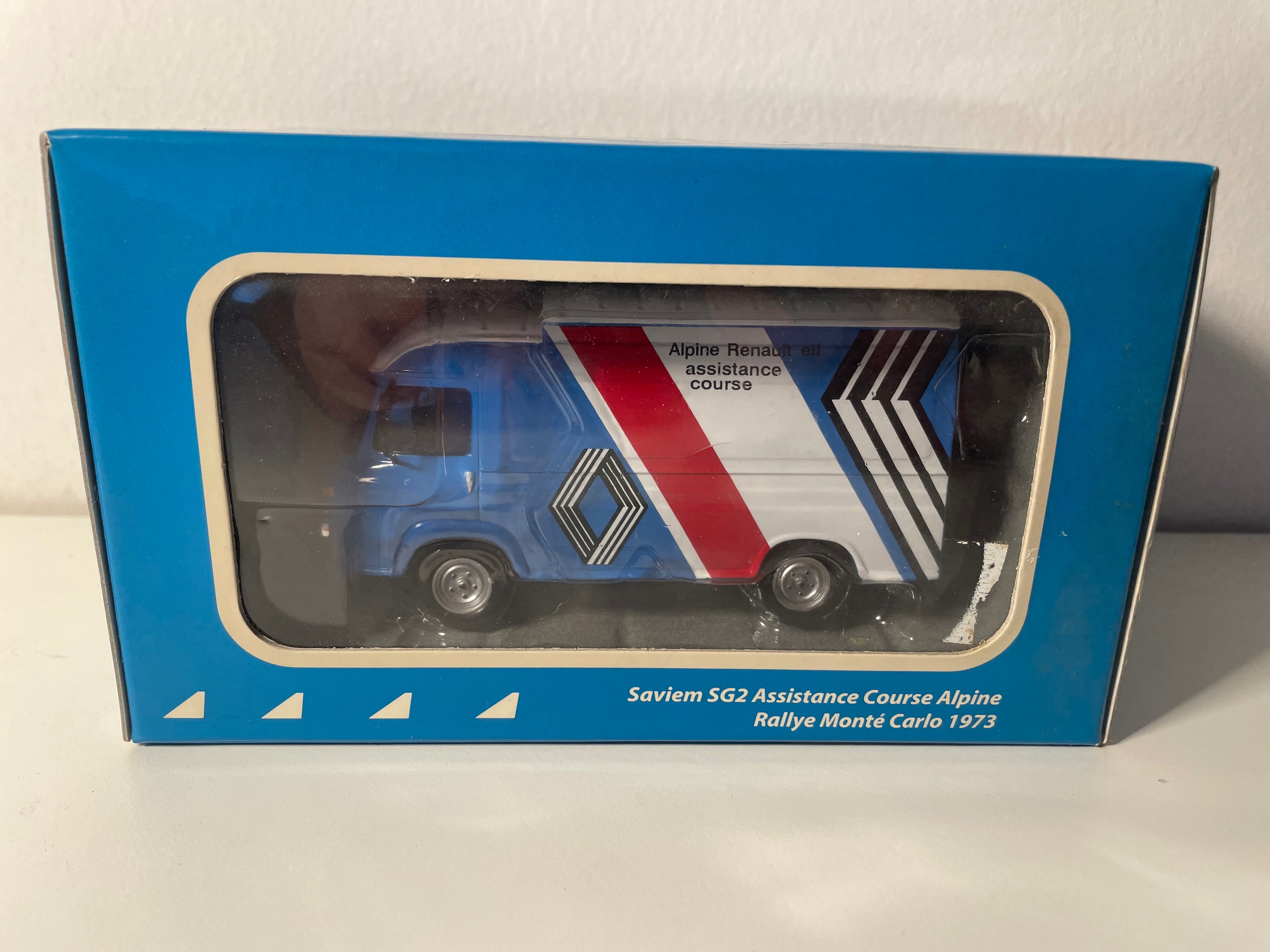 Fourgon Saviem SG2 - Renault - bleu, blanc et rouge - Assistance course Alpine rallye de Monté-Carlo de 1973 - IXO