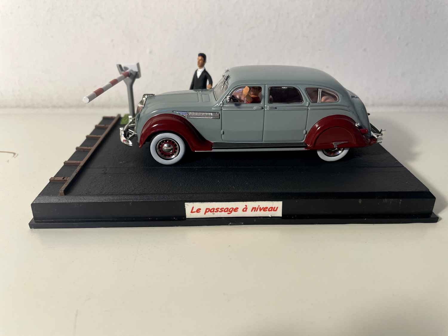 Chrysler Airflow Cinza e Bordeaux - La Nationale 7 - A Estrada Azul