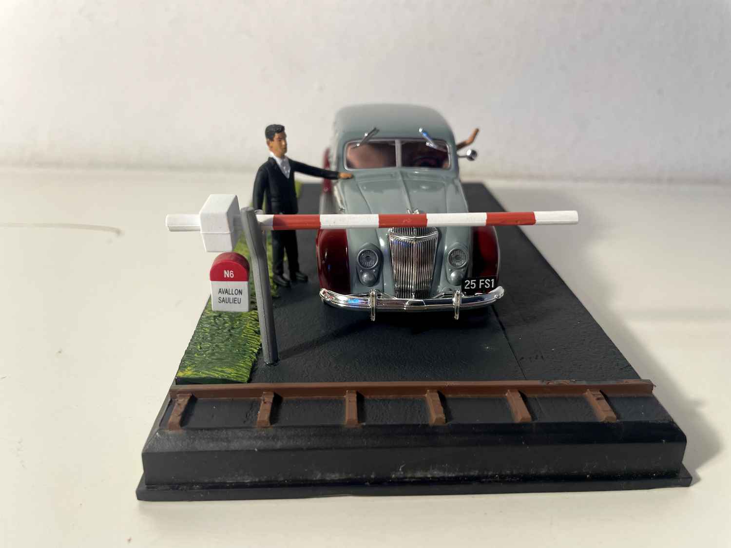 Chrysler Airflow Cinza e Bordeaux - La Nationale 7 - A Estrada Azul
