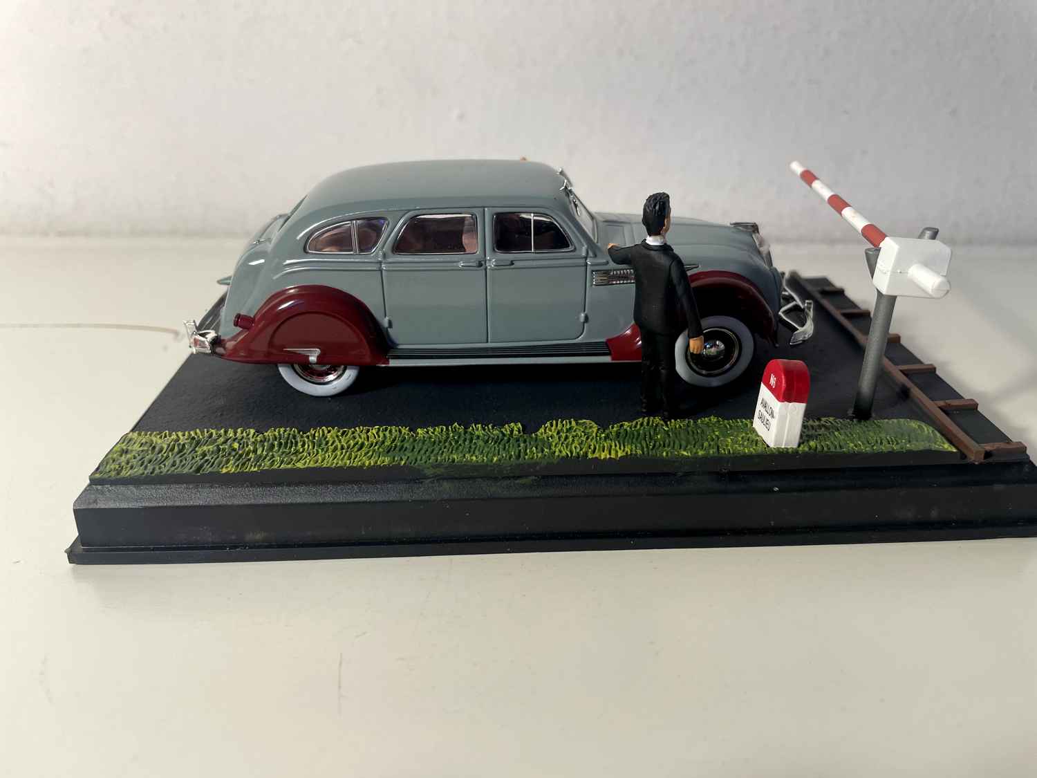 Chrysler Airflow Cinza e Bordeaux - La Nationale 7 - A Estrada Azul