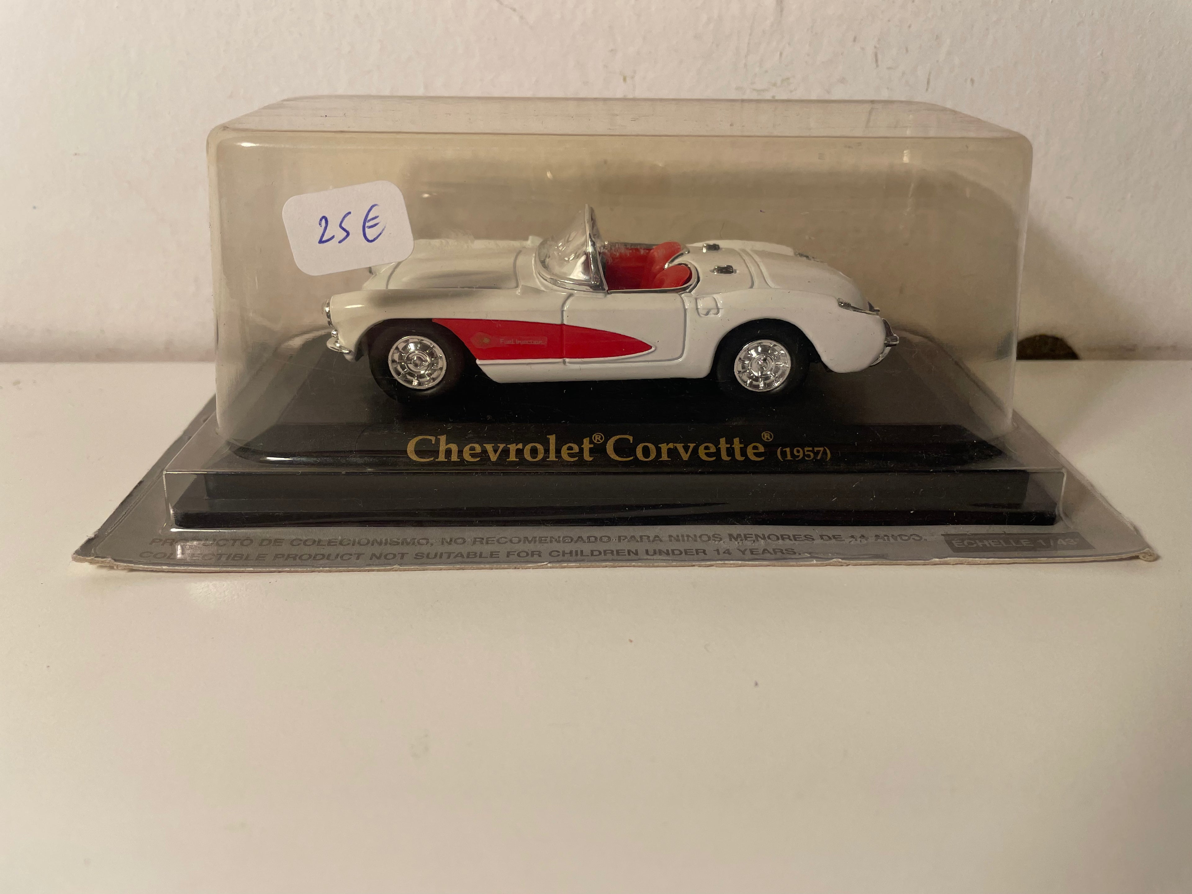 Chevrolet Corvette bianca e rossa del 1957 (auto americana)