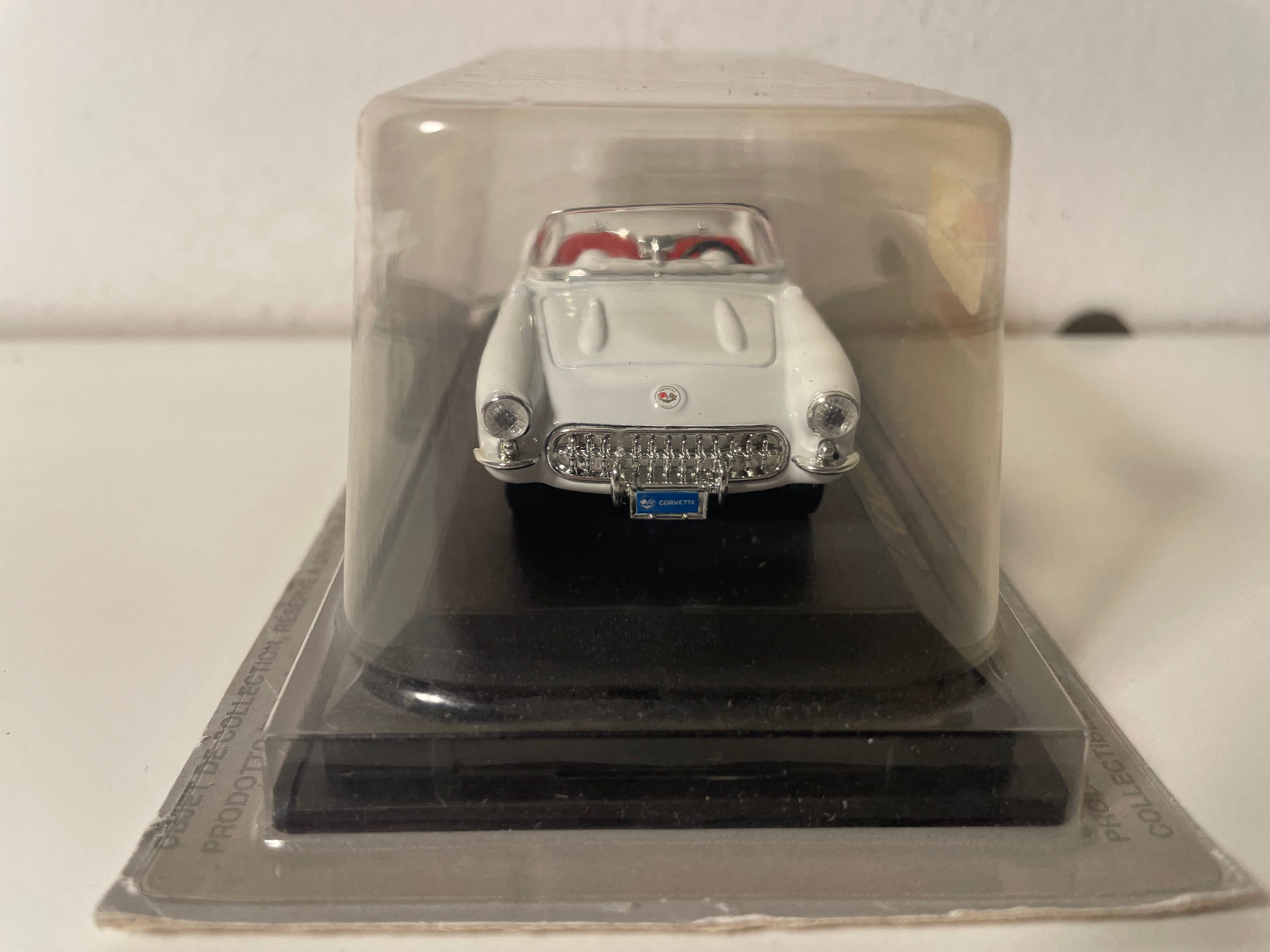 Chevrolet Corvette bianca e rossa del 1957 (auto americana)