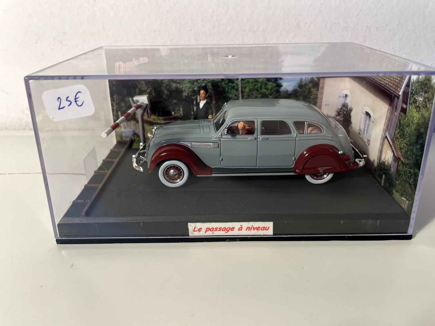 Chrysler Airflow Cinza e Bordeaux - La Nationale 7 - A Estrada Azul
