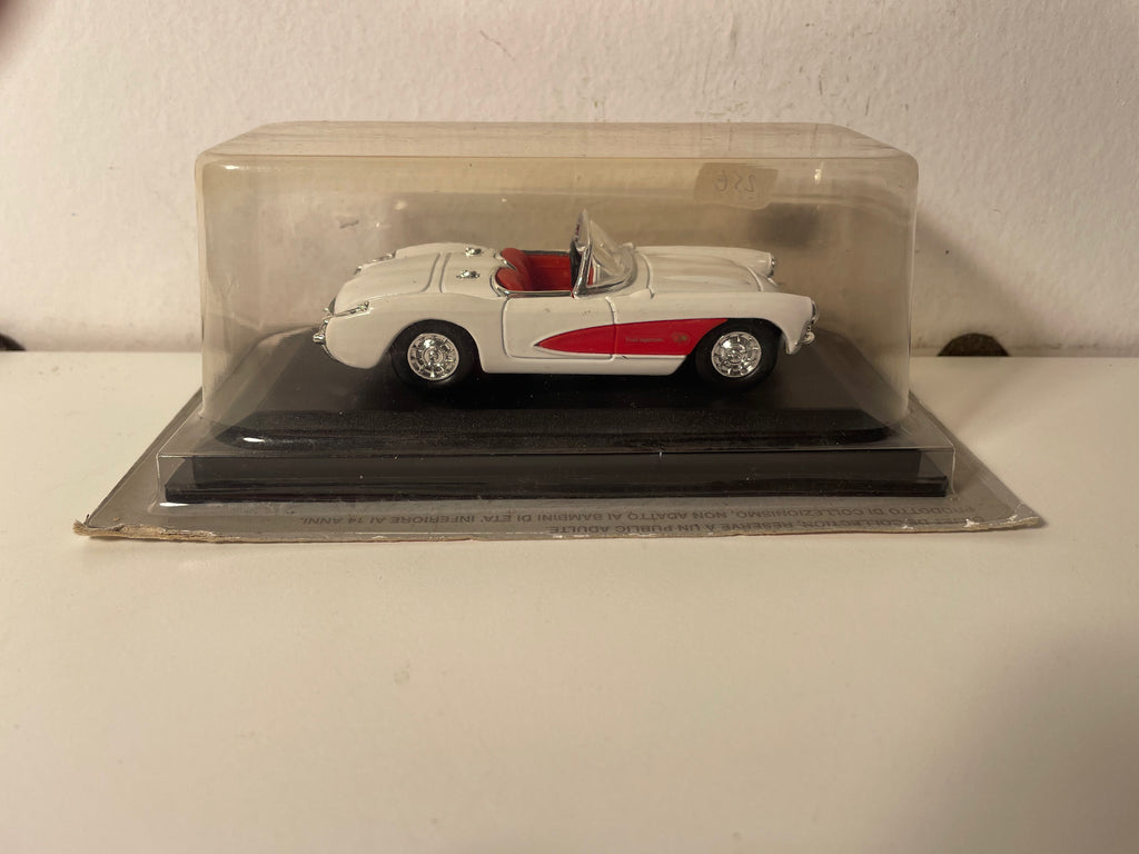 Chevrolet Corvette bianca e rossa del 1957 (auto americana)