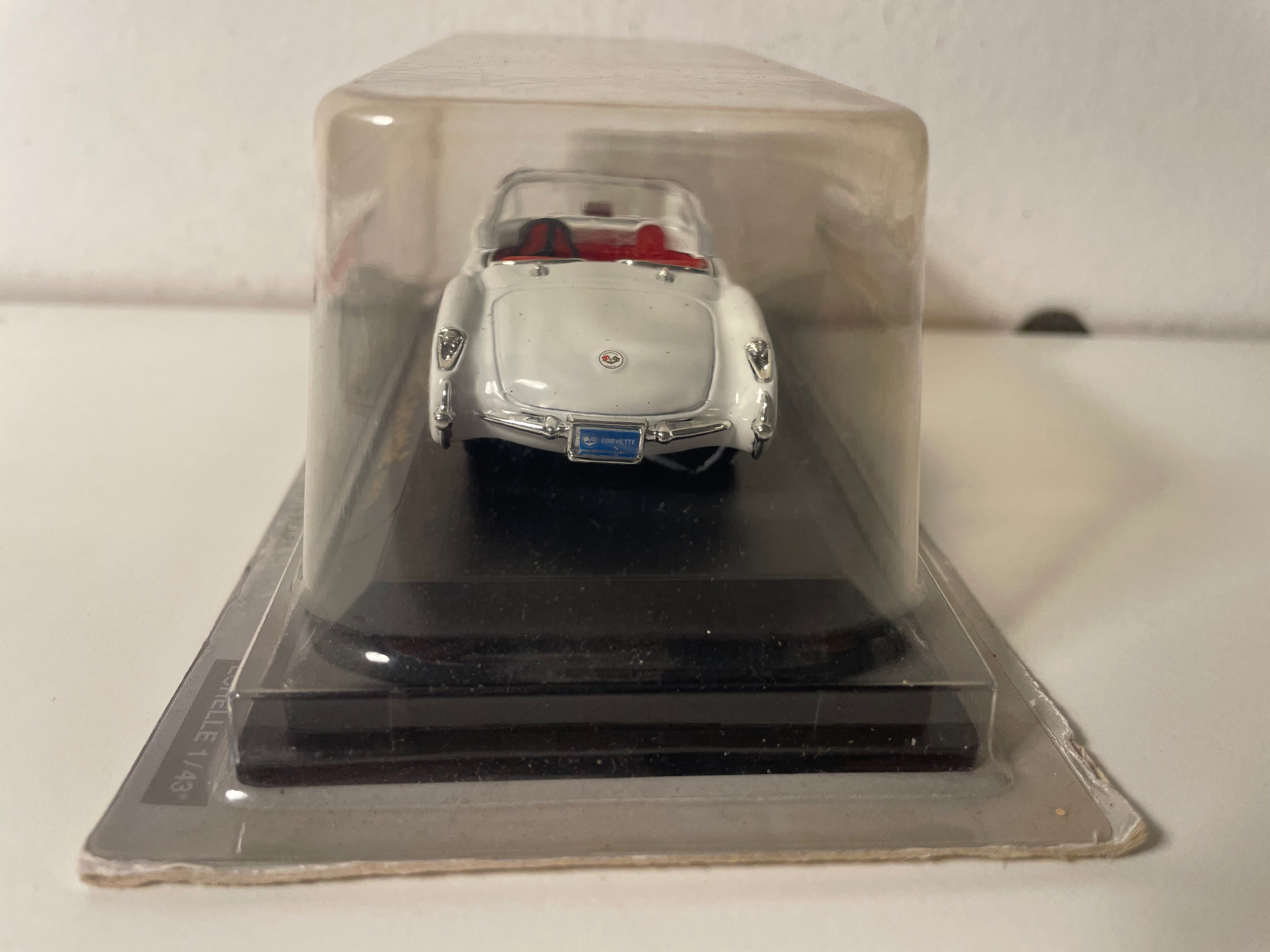 Chevrolet Corvette bianca e rossa del 1957 (auto americana)