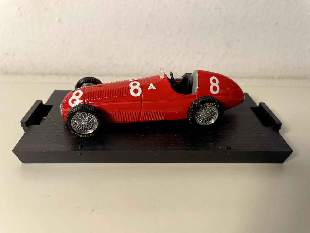 Alfa Romeo 159 czerwony numer 8 Grand Prix Francji 1951 (wyjątkowy samochód miniaturowy nr V1059)