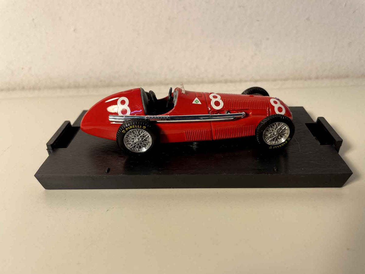 Alfa Romeo 159 czerwony numer 8 Grand Prix Francji 1951 (wyjątkowy samochód miniaturowy nr V1059)