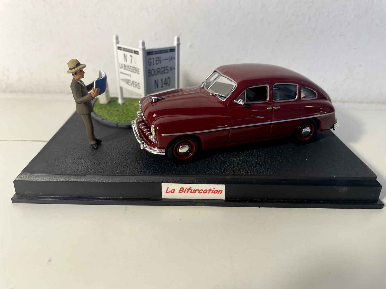 Ford Vedette bordowy - Nationale 7 - Niebieska trasa