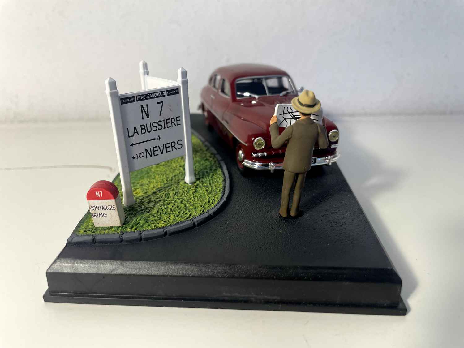 Ford Vedette bordowy - Nationale 7 - Niebieska trasa