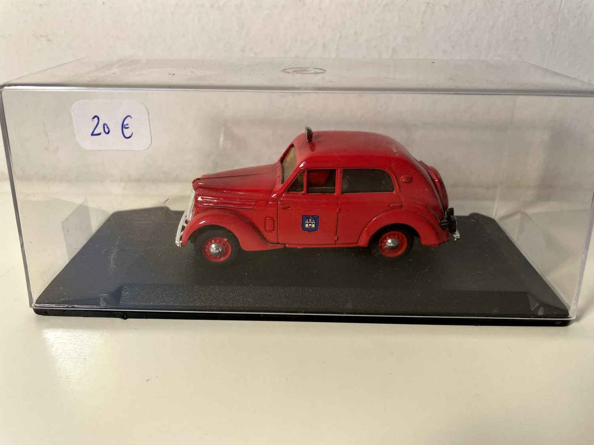 Renault Juvaquatre rout POMPJÉIEREN (aussergewéinlech Miniaturautoen Nr. V 1834)