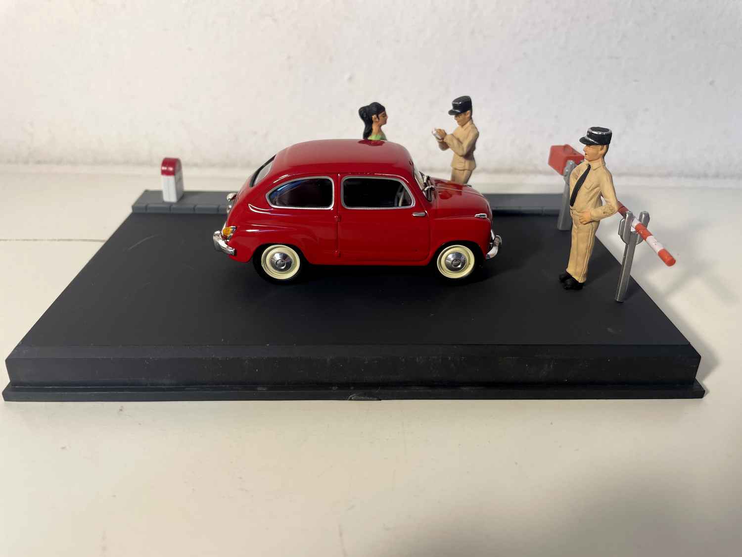 Fiat 600 vermelho - A Nacional 7 - a estrada azul