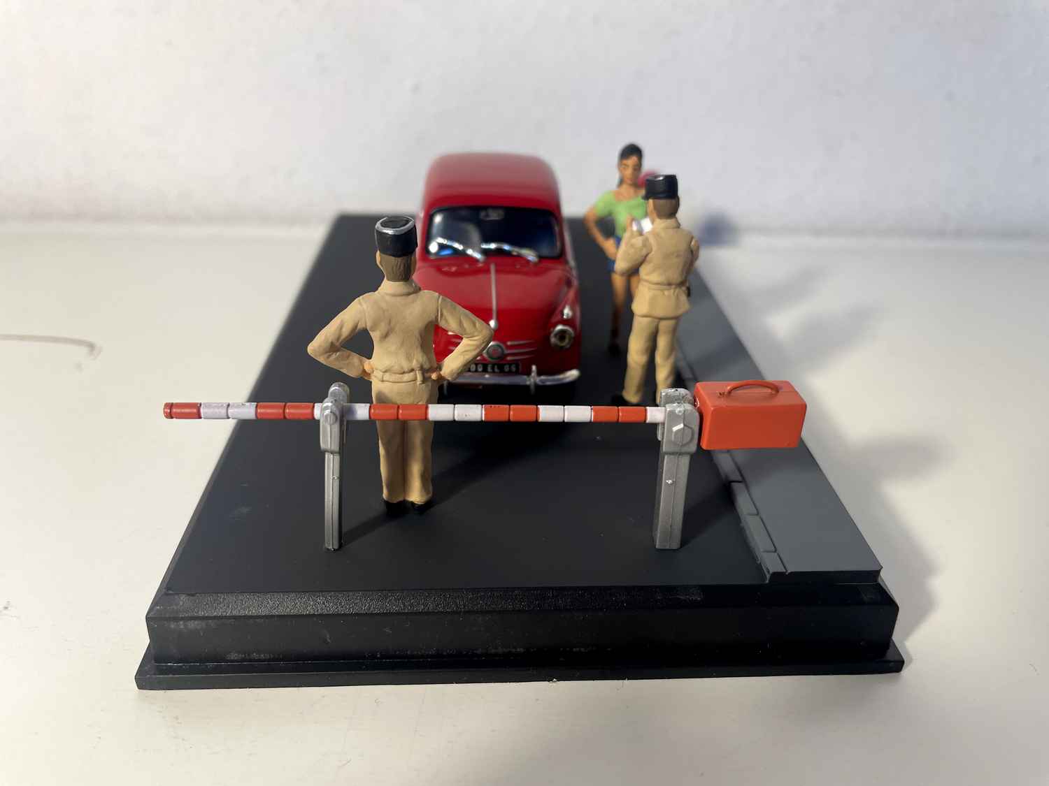 Fiat 600 vermelho - A Nacional 7 - a estrada azul