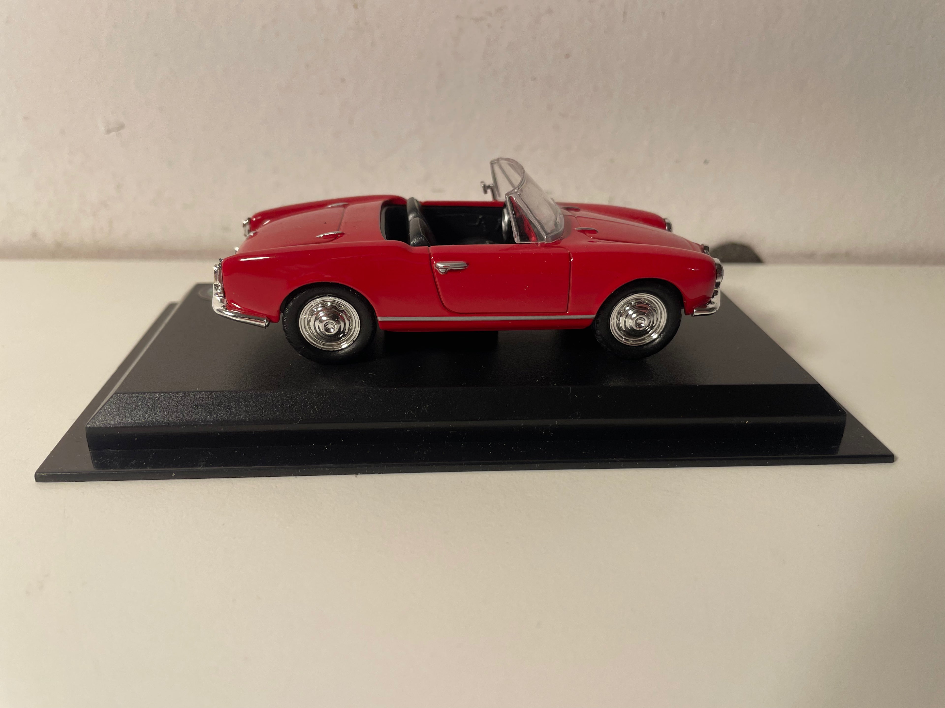 Alfa Romeo Giulietta czerwony kabriolet (Del Prado)