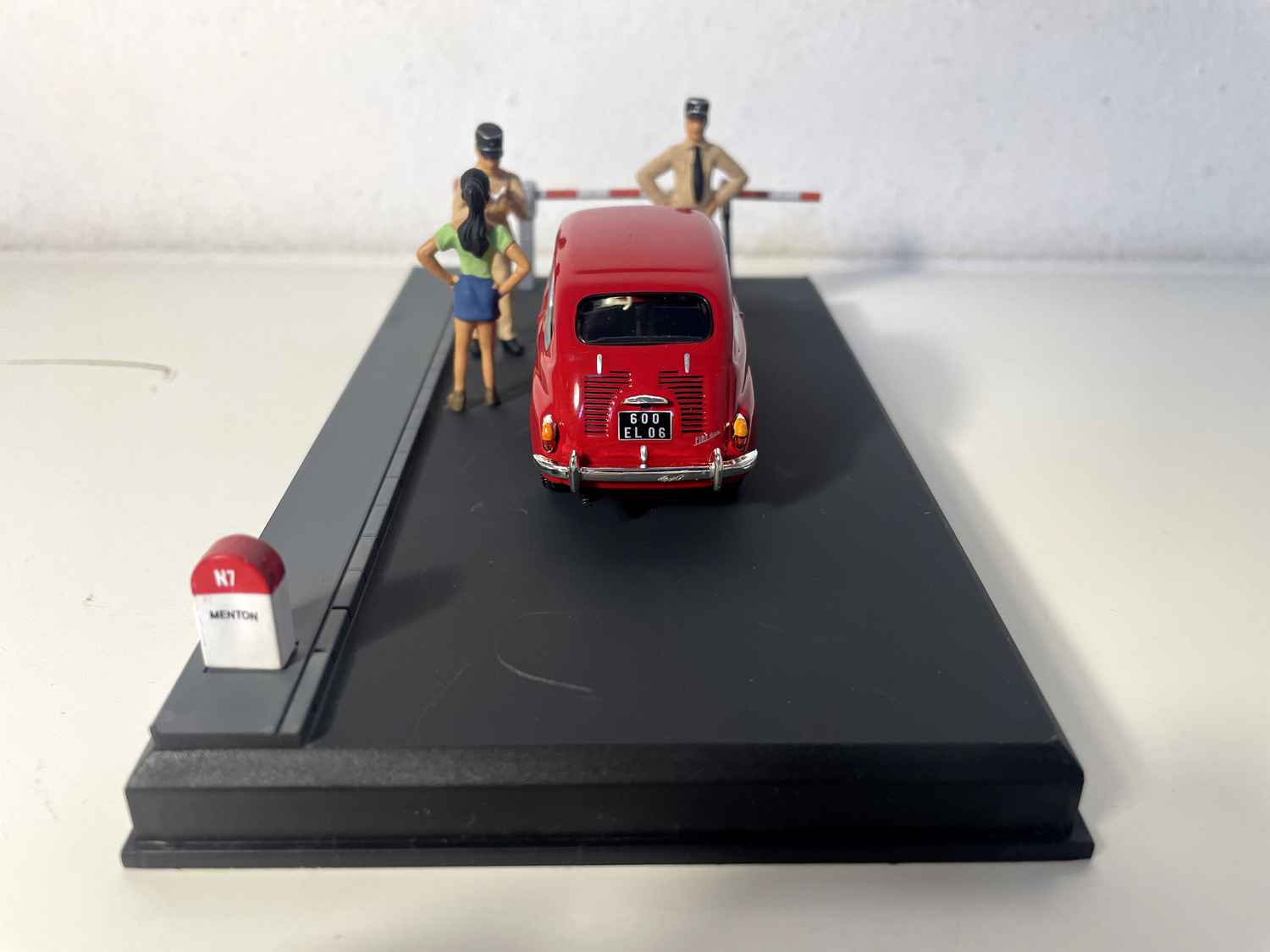 Fiat 600 vermelho - A Nacional 7 - a estrada azul