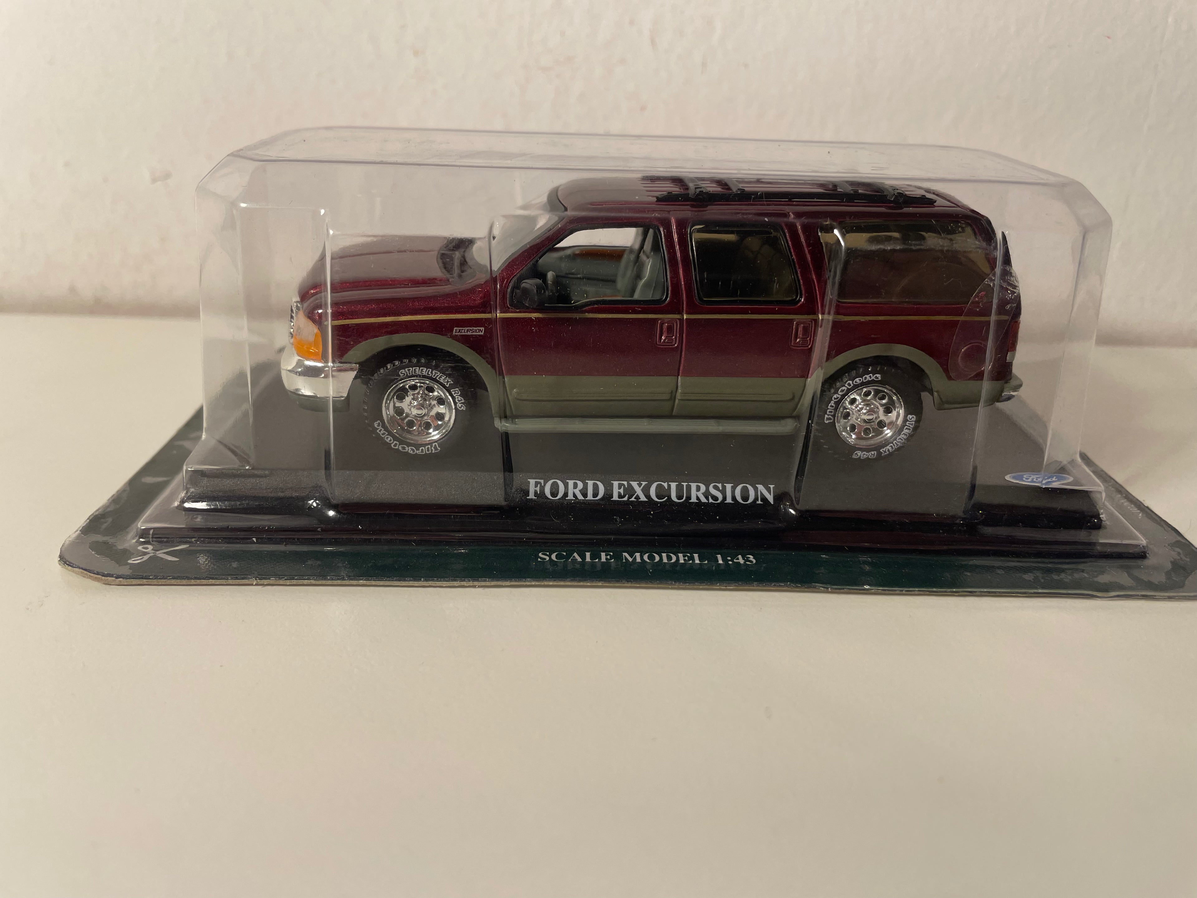 Ford Excursion bordeaux - Del Prado