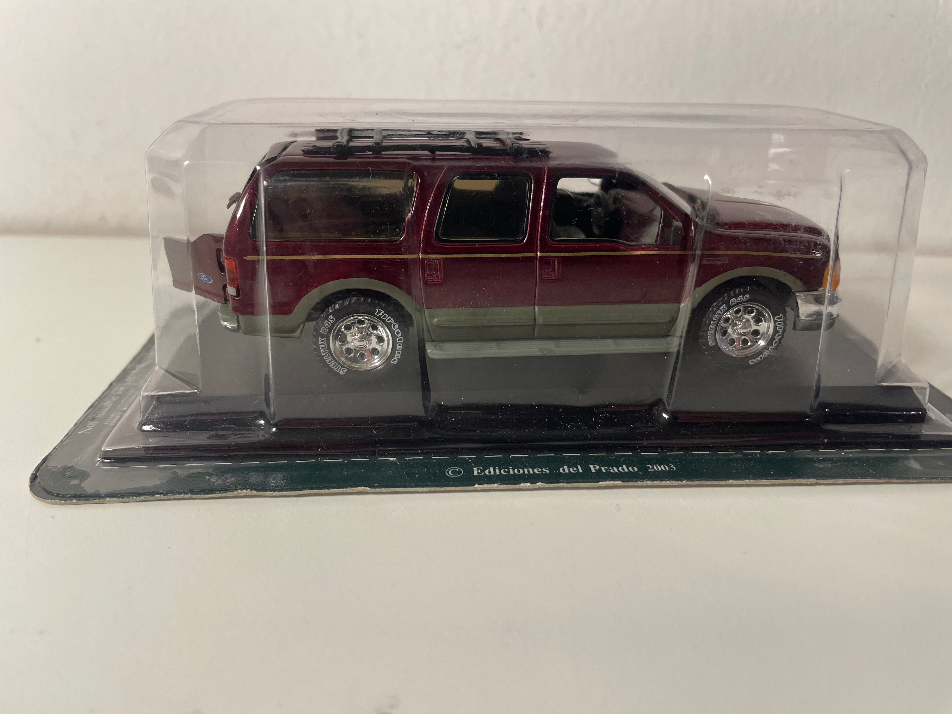 Ford Excursion bordeaux - Del Prado