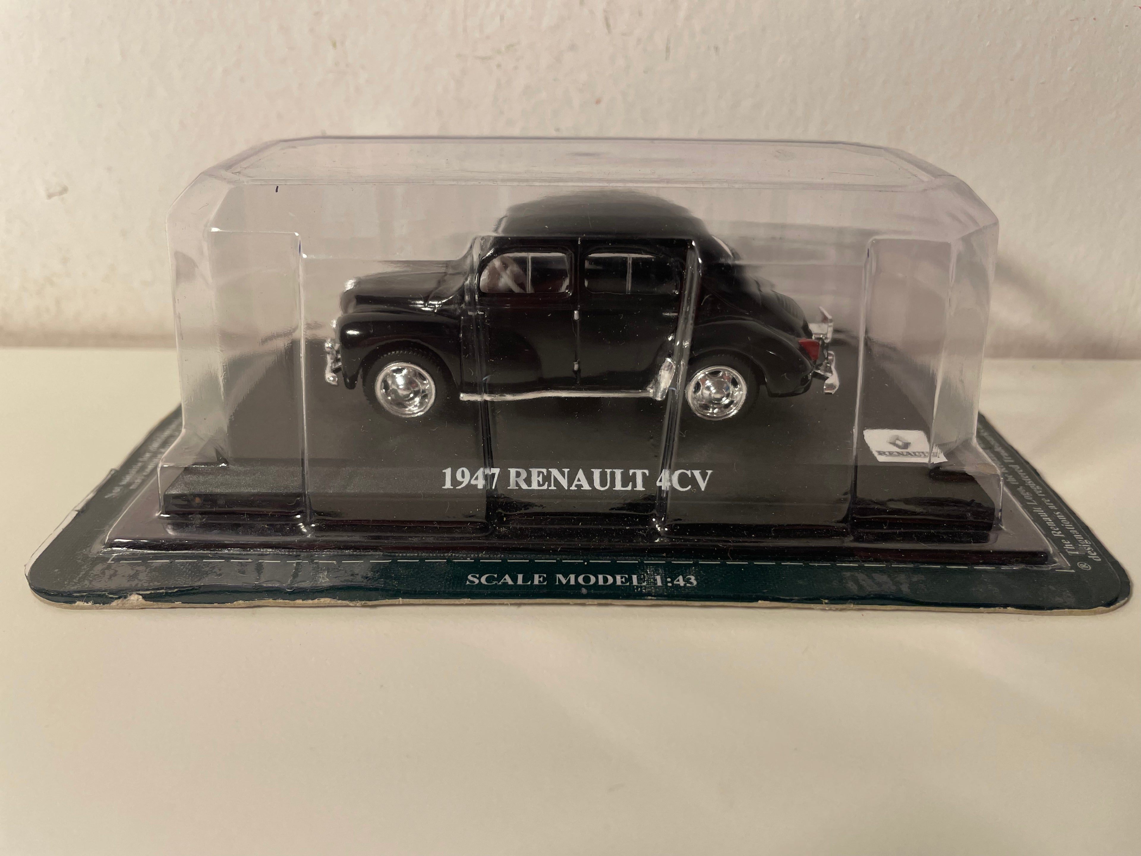 Renault 4 CV noire de 1947 - Del Prado