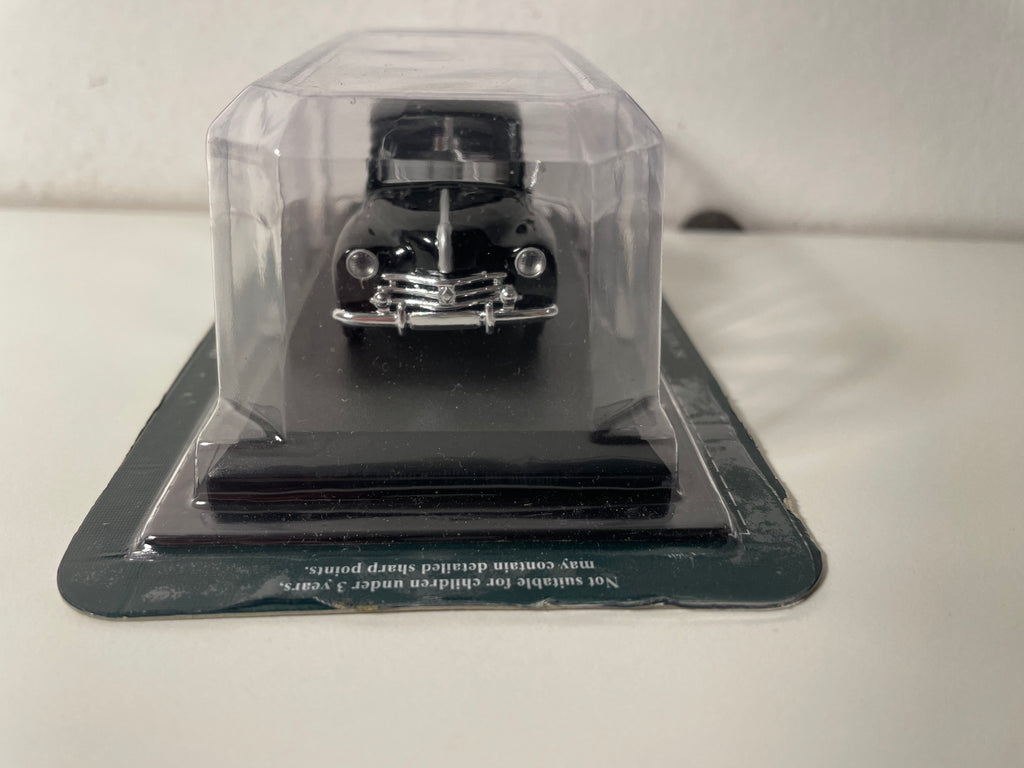 Renault 4 CV noire de 1947 - Del Prado