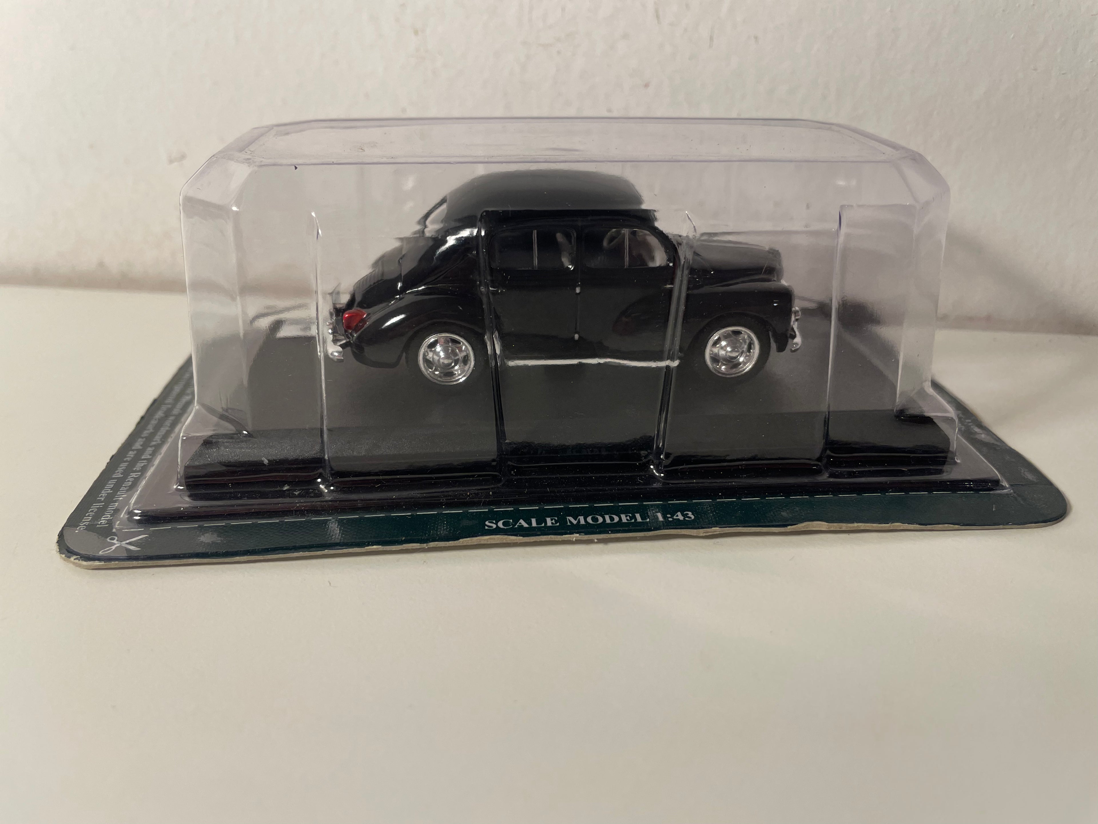 Renault 4 CV noire de 1947 - Del Prado