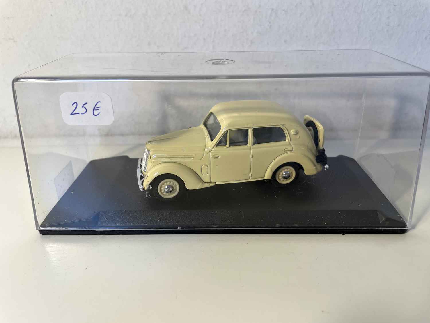 Beige Renault Juvaquatre uit 1939