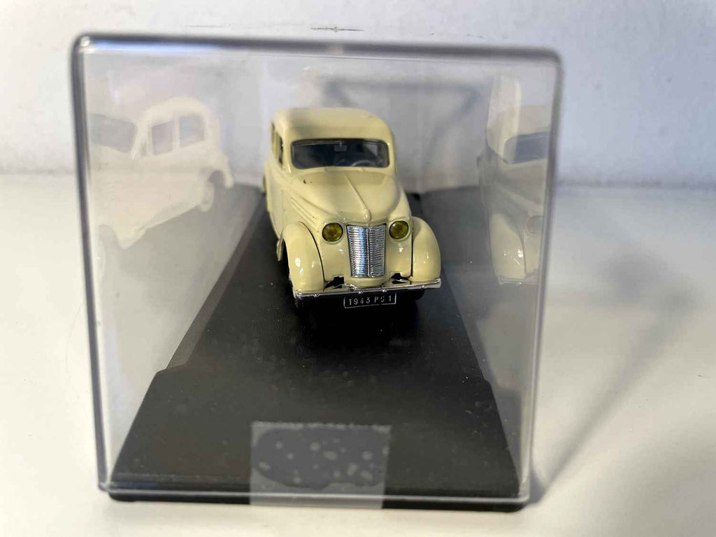 Beige Renault Juvaquatre uit 1939