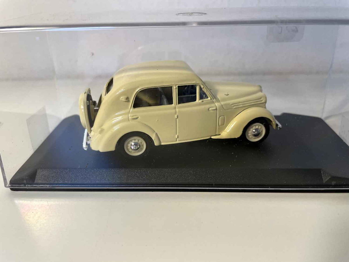 Beige Renault Juvaquatre uit 1939