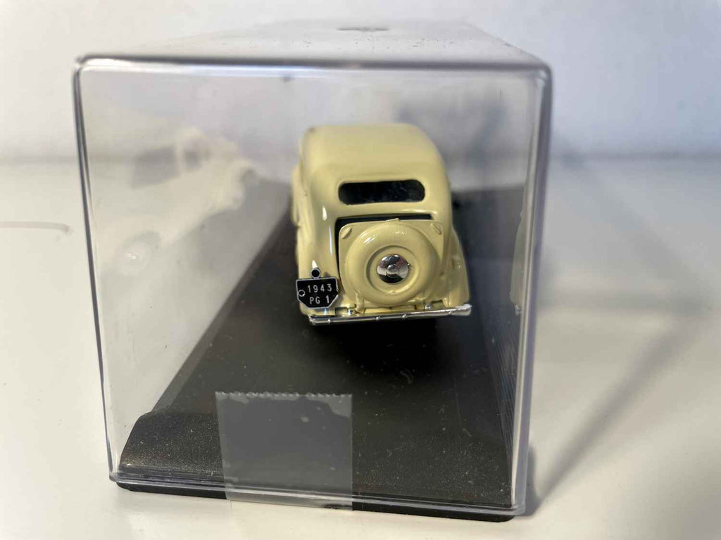 Beige Renault Juvaquatre uit 1939