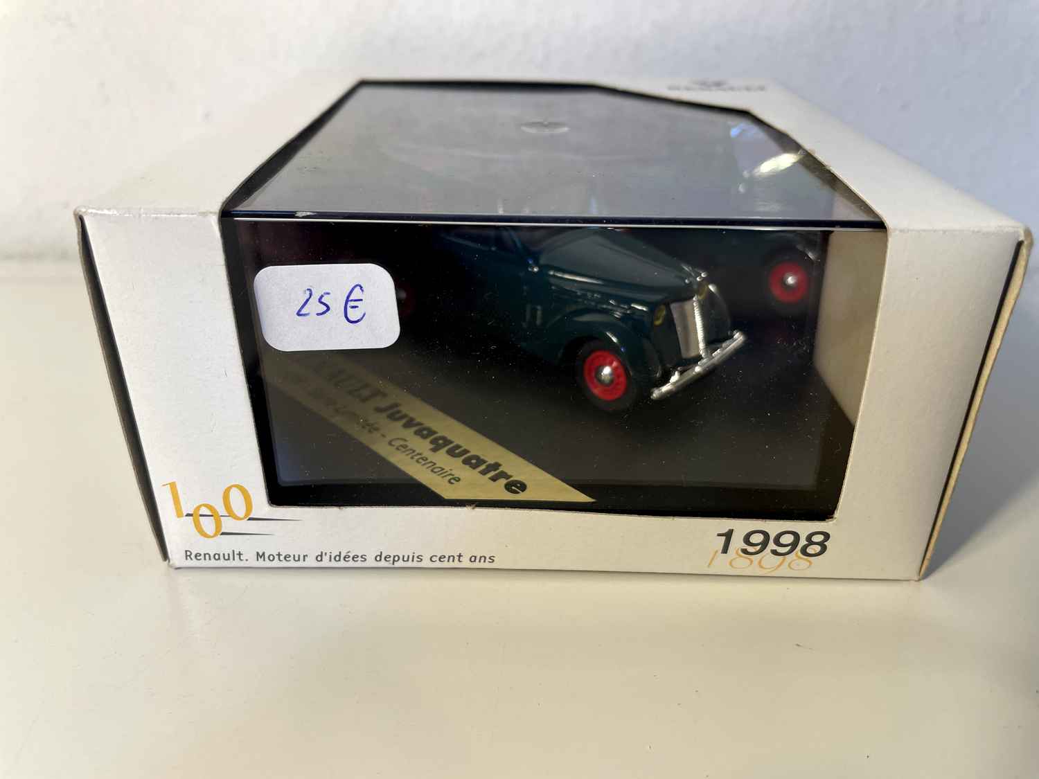 Ciemnozielony Renault Juvaquatre z 1939 roku z reklamą SINGER (kwadratowe pudełko)