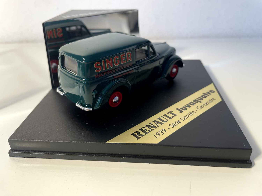 Ciemnozielony Renault Juvaquatre z 1939 roku z reklamą SINGER (kwadratowe pudełko)