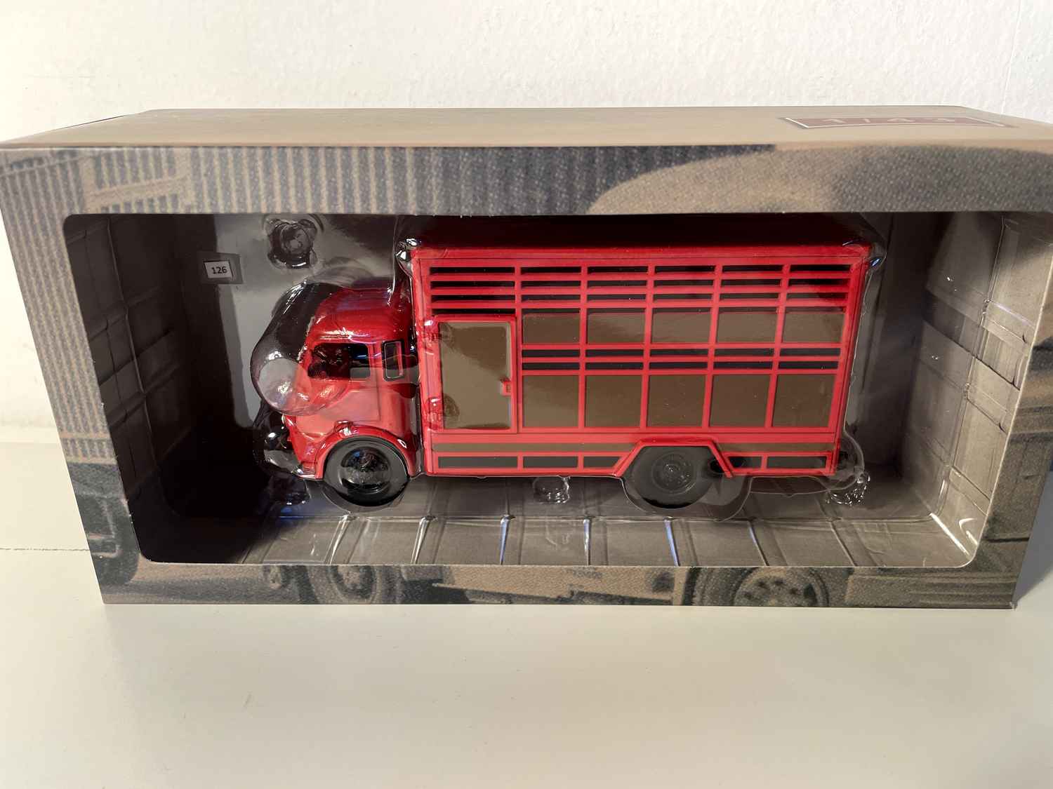 Camion Berliet GLB rouge et marron bétaillère transports de bestiaux