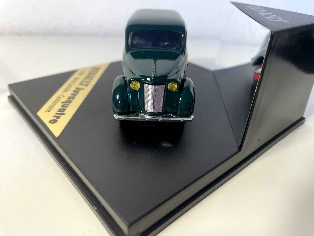 Ciemnozielony Renault Juvaquatre z 1939 roku z reklamą SINGER (kwadratowe pudełko)