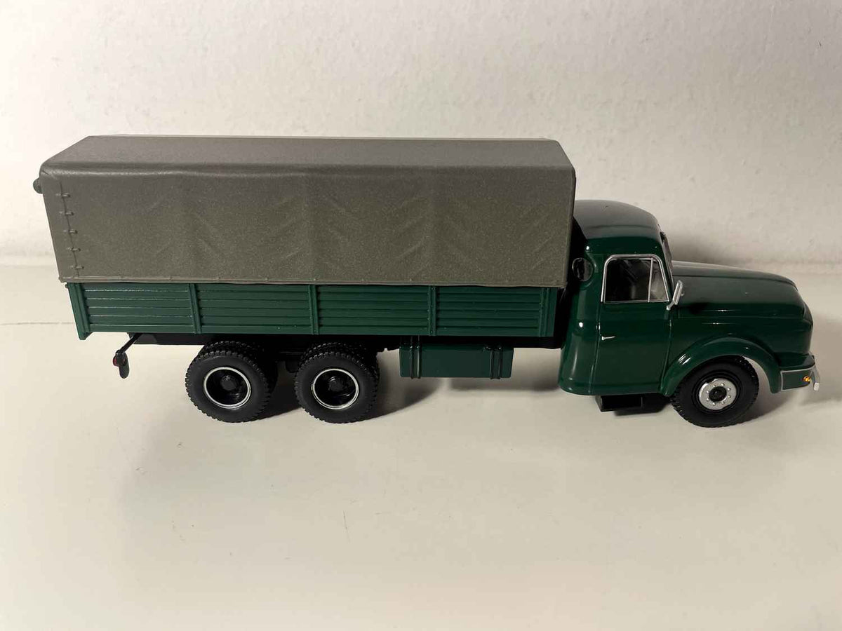 Willeme LC 610 Camion mat donkelgrénger Plattform a groer Plane
