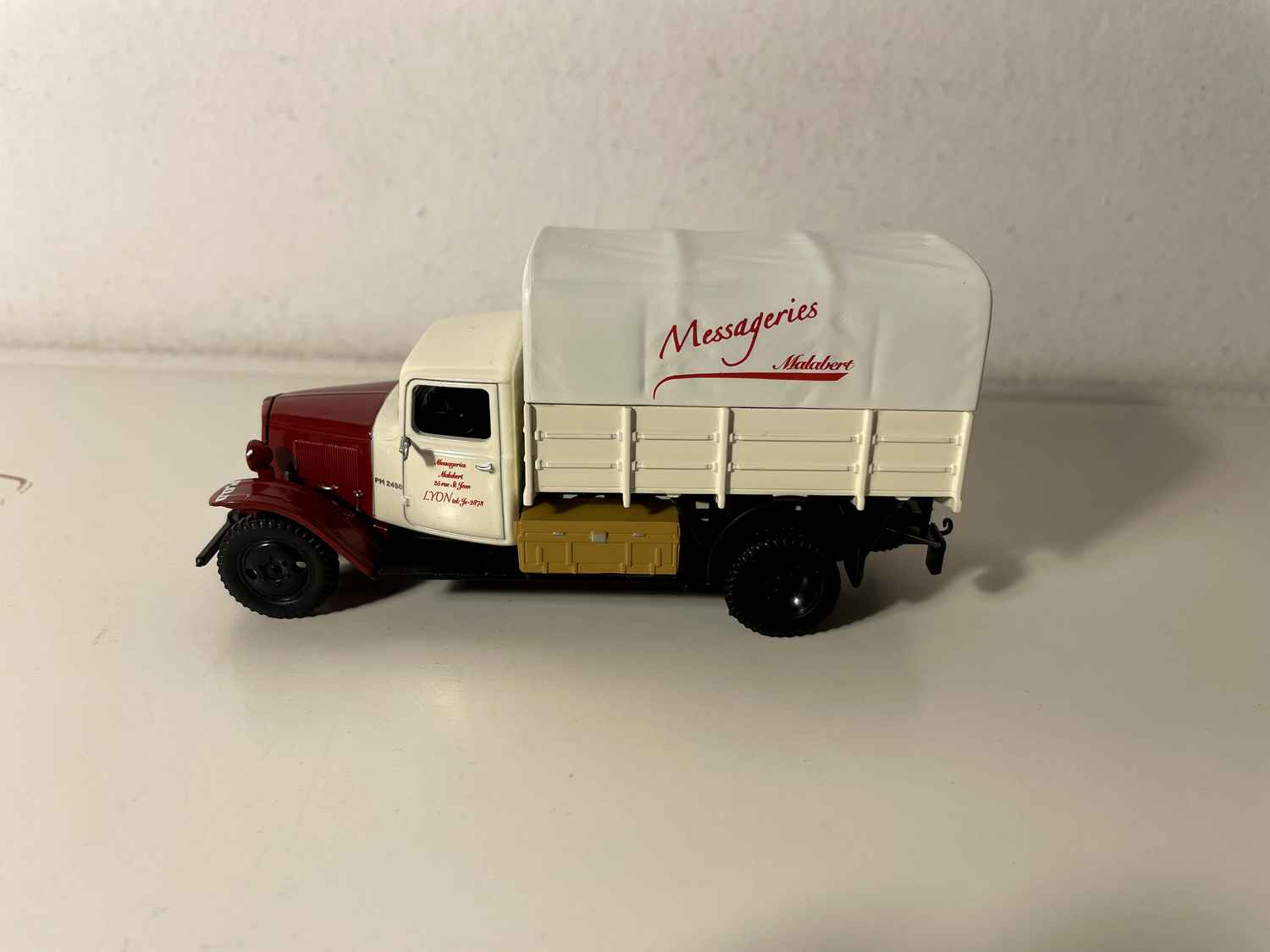 Camião CITROEN U23 de asa plana de 1948 com laterais cobertas de lona branca e letras "Messageries Malabert"