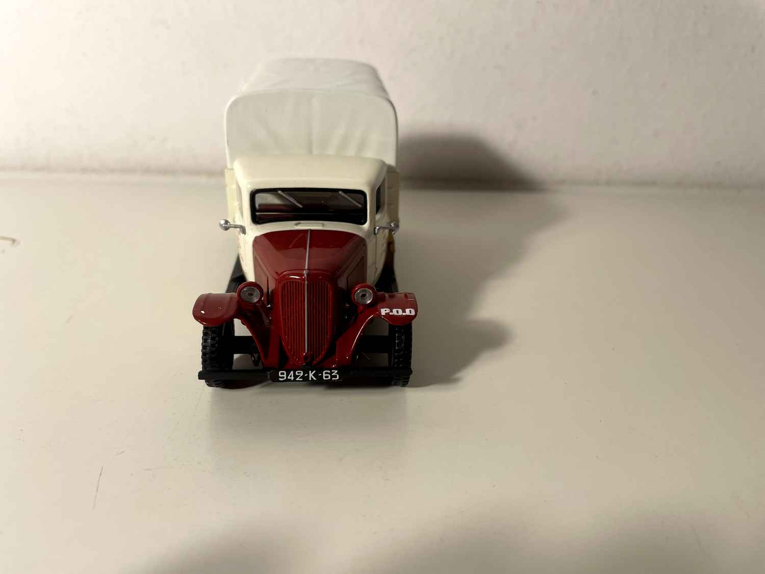 Camião CITROEN U23 de asa plana de 1948 com laterais cobertas de lona branca e letras "Messageries Malabert"