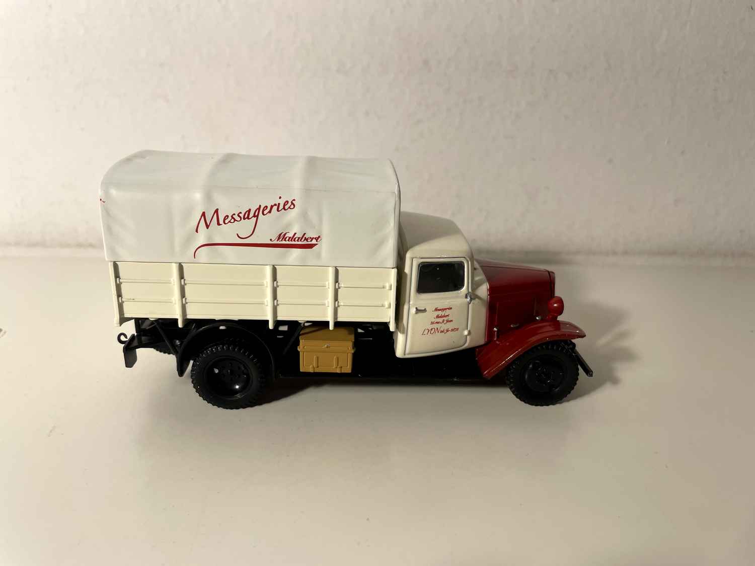 Camião CITROEN U23 de asa plana de 1948 com laterais cobertas de lona branca e letras "Messageries Malabert"