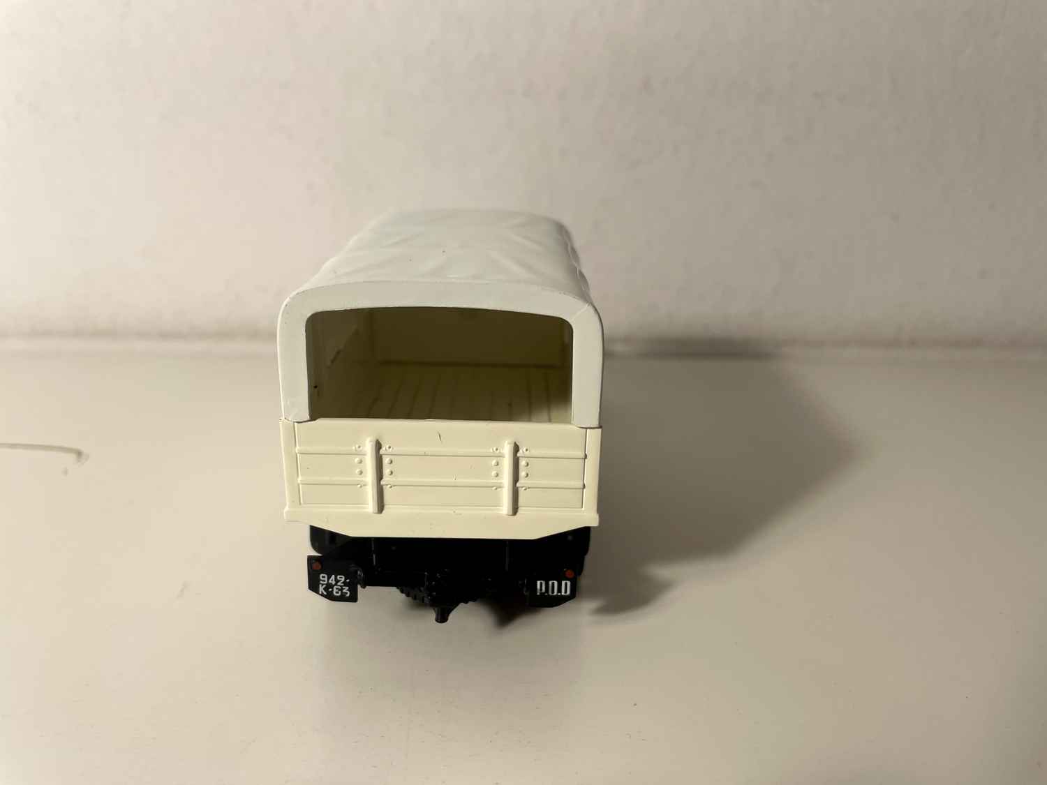 Camião CITROEN U23 de asa plana de 1948 com laterais cobertas de lona branca e letras "Messageries Malabert"