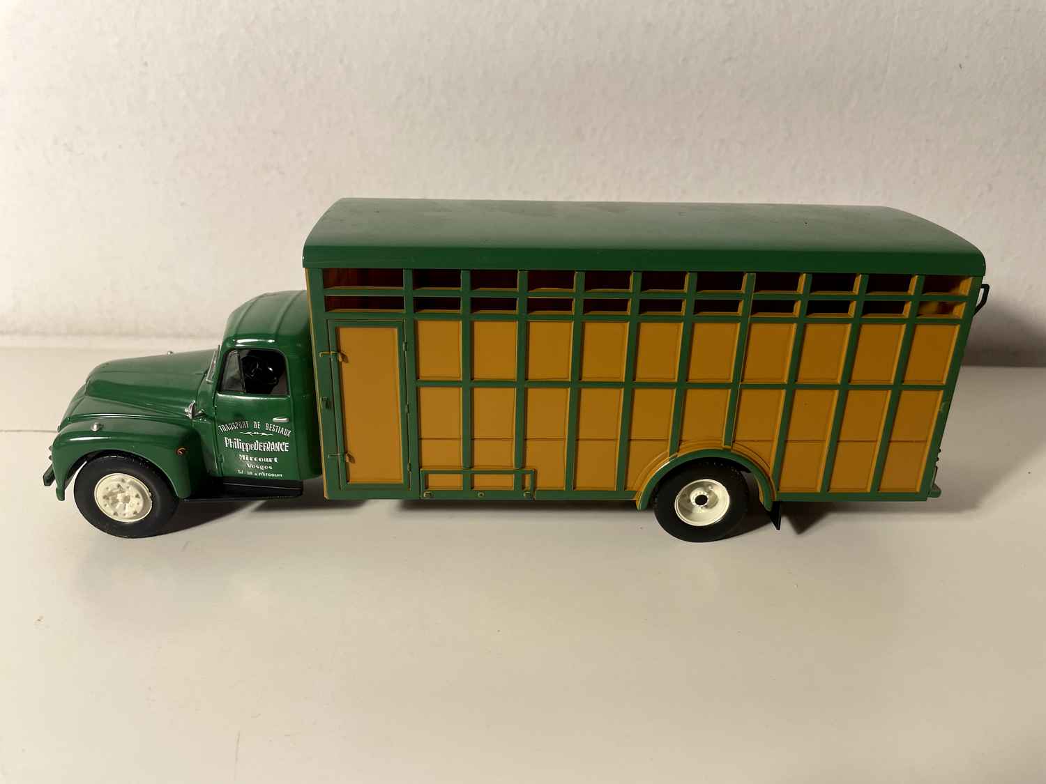 Camião de gado Citroën 555-60 de 1964 (reboque de gado verde e castanho)