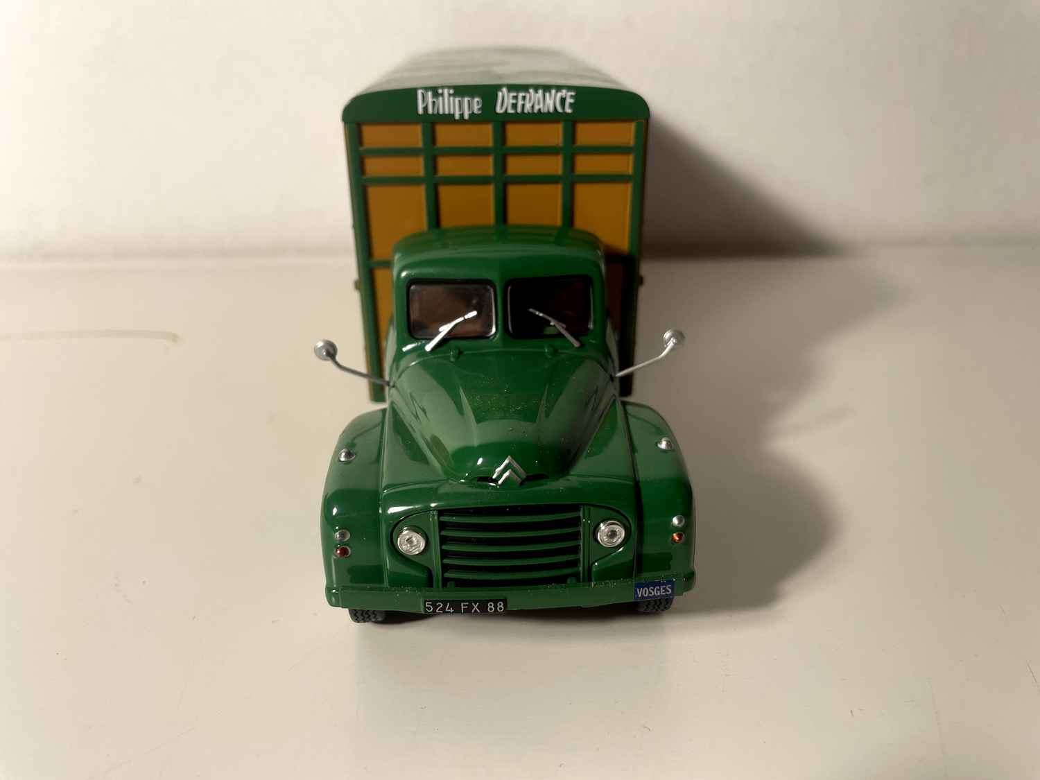 Camião de gado Citroën 555-60 de 1964 (reboque de gado verde e castanho)