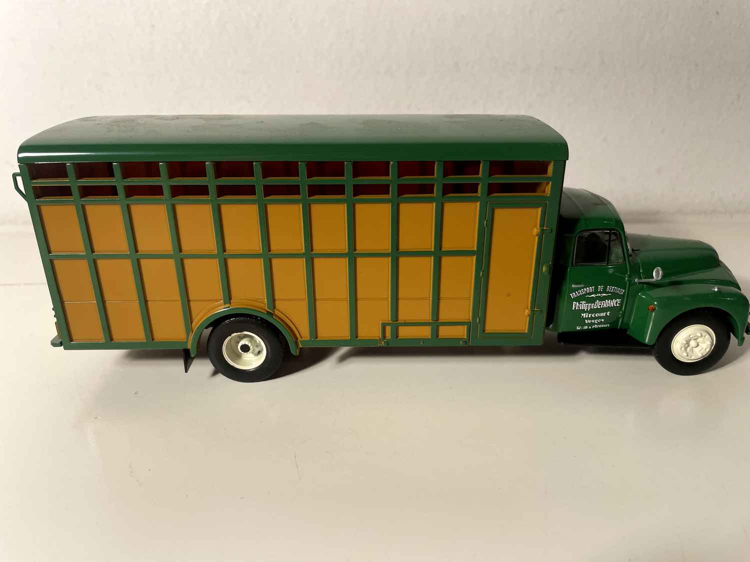 Camião de gado Citroën 555-60 de 1964 (reboque de gado verde e castanho)