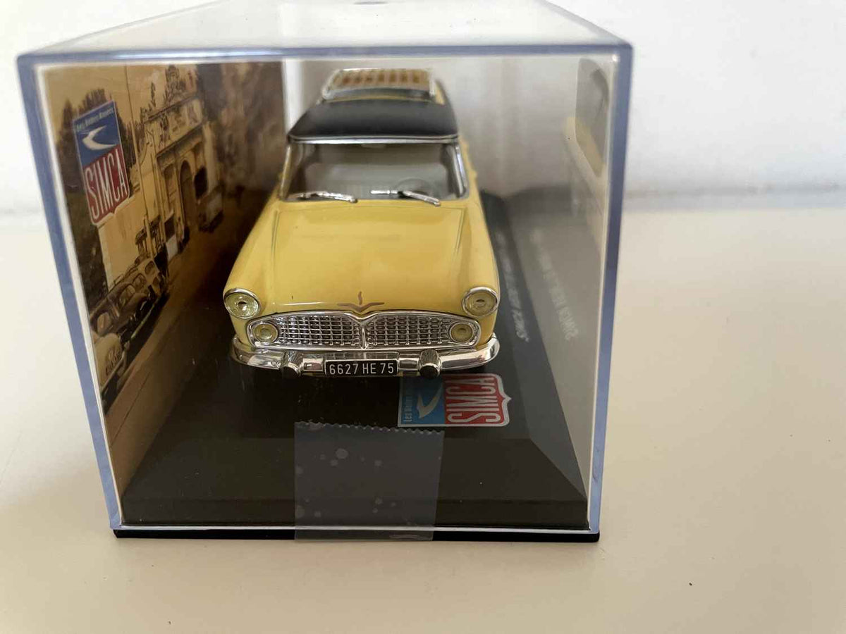 SIMCA Vedette Marly giel a schwaarz vun 1959