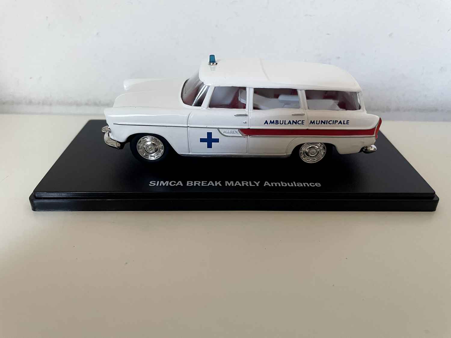 Kombi Simca Marly biały Ambulans (kolekcja małych francuskich pojazdów użytkowych)