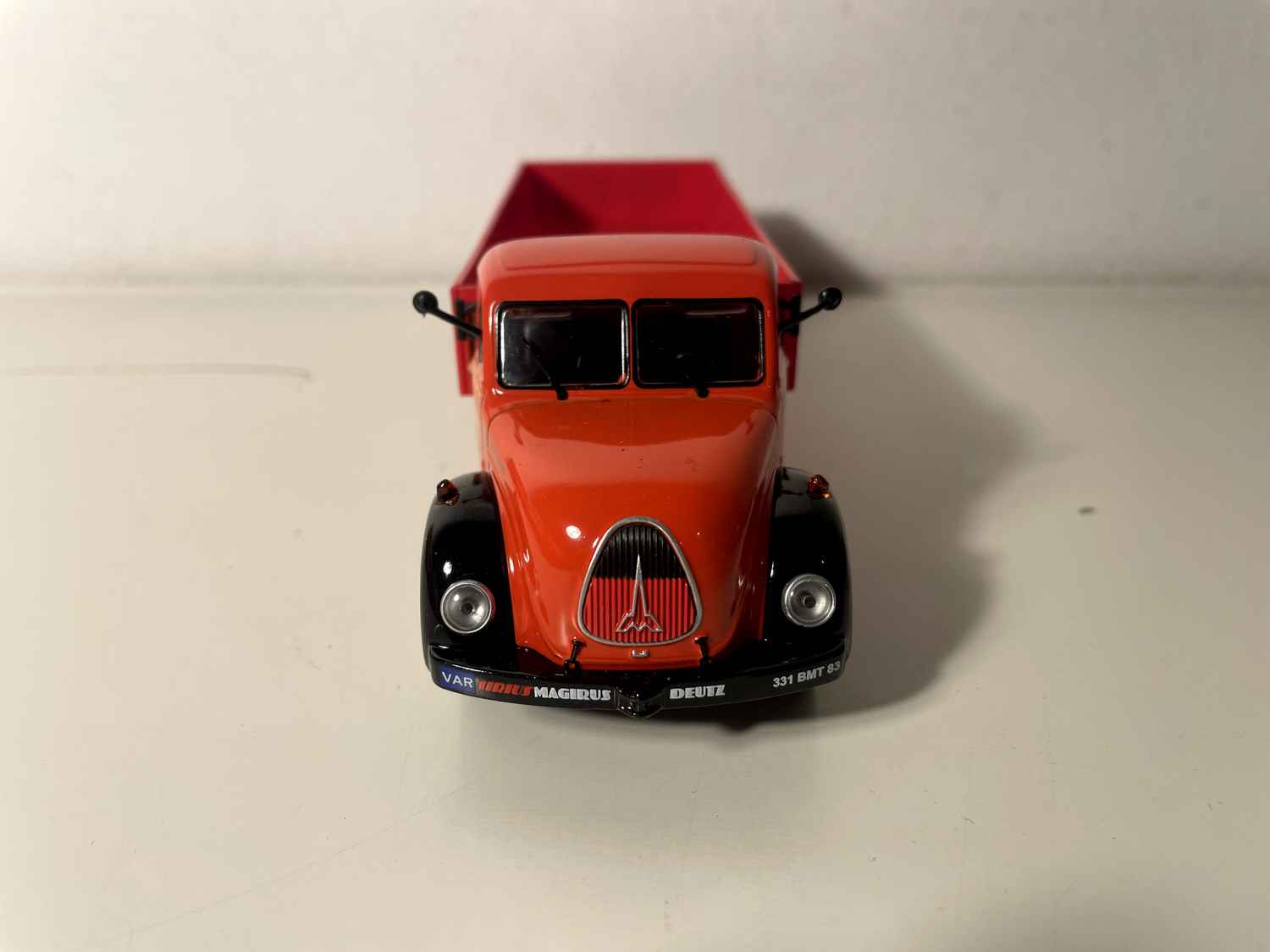 Ciężarówka z platformą MAGIRUS DEUTZ MERKUR z 1955 r. (na drzwiach A. Bonifay)
