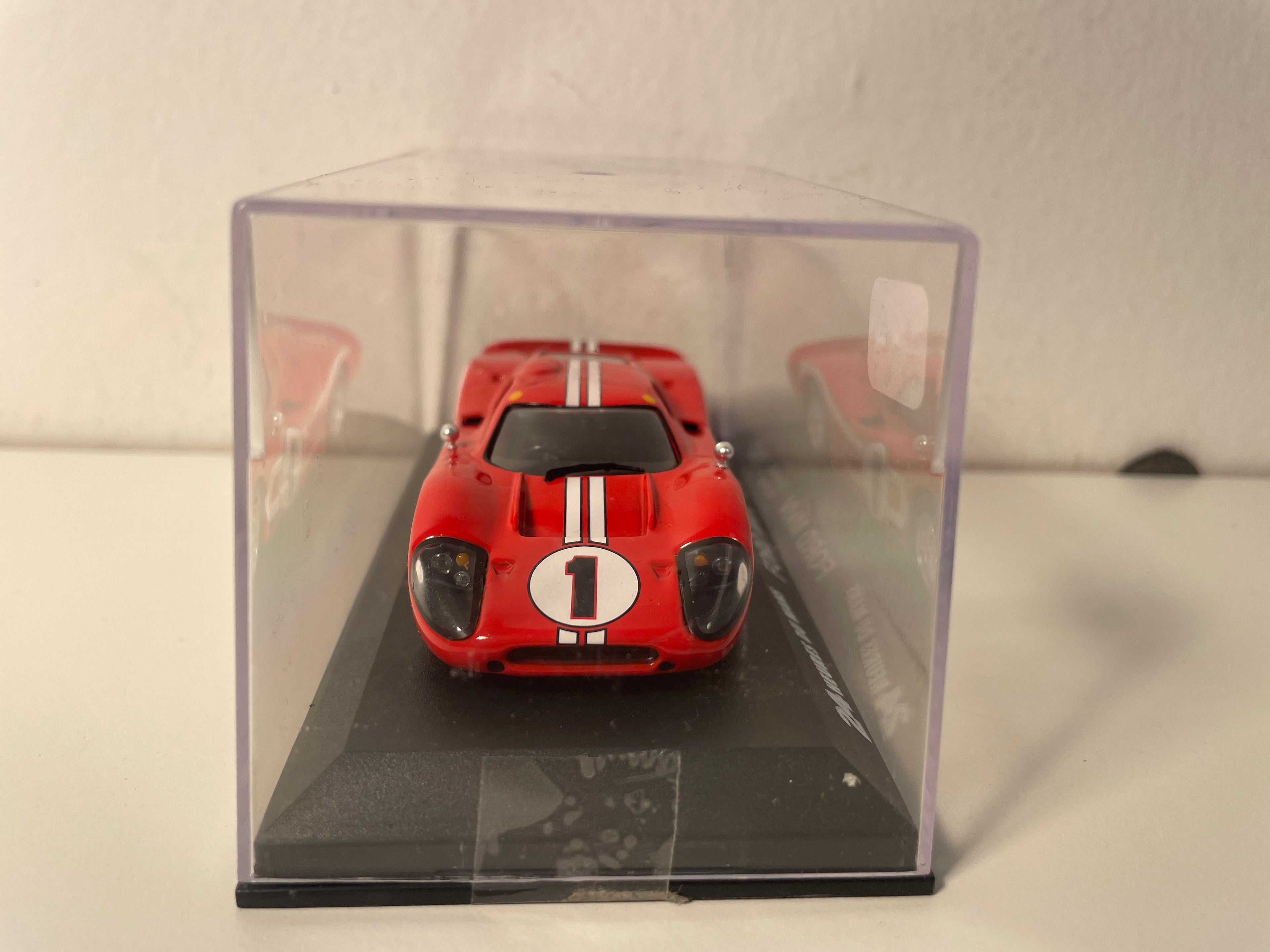 Czerwony Ford MK4 numer 1 (24-godzinny wyścig Le Mans z 1967 r.)