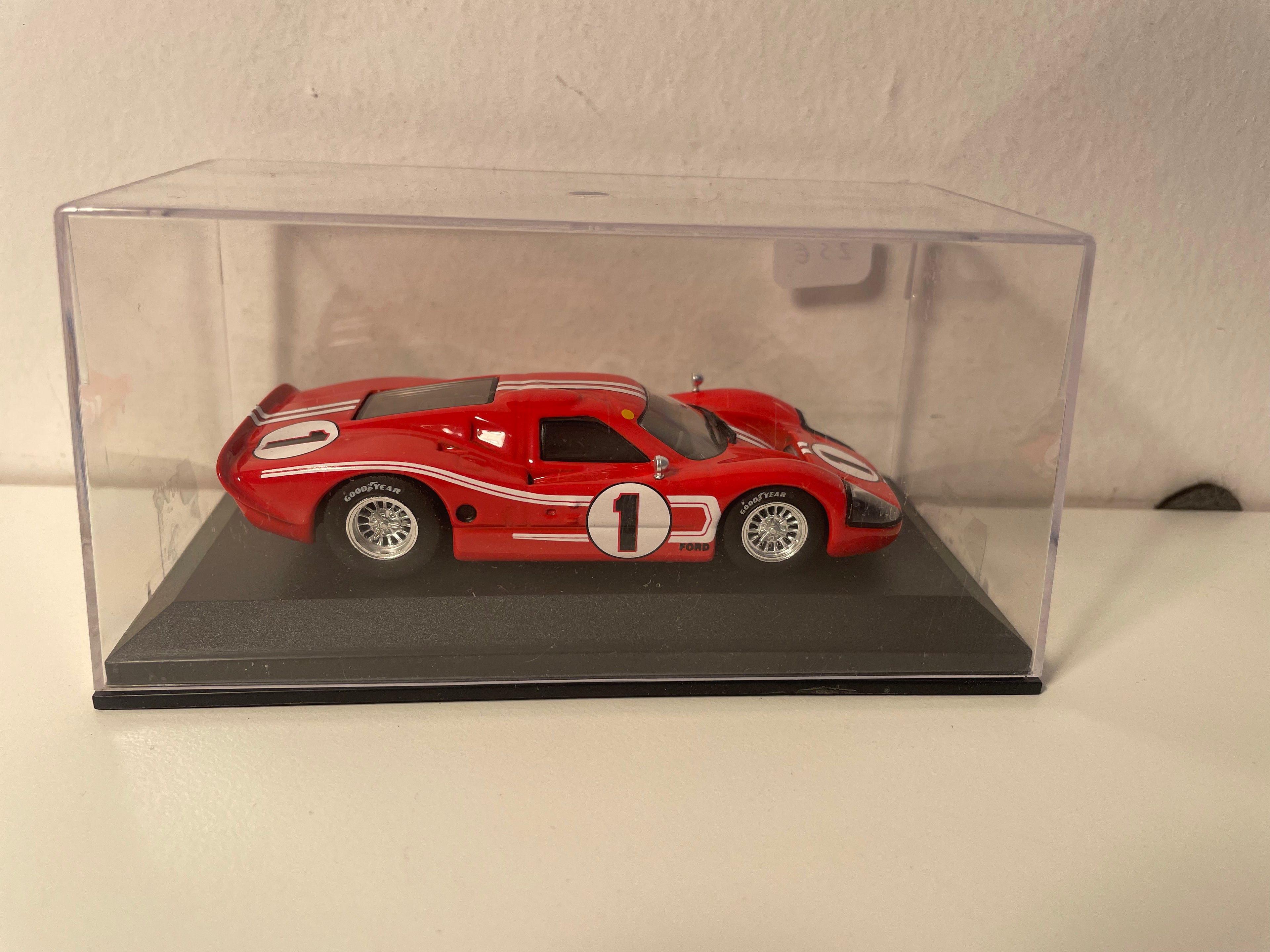 Czerwony Ford MK4 numer 1 (24-godzinny wyścig Le Mans z 1967 r.)