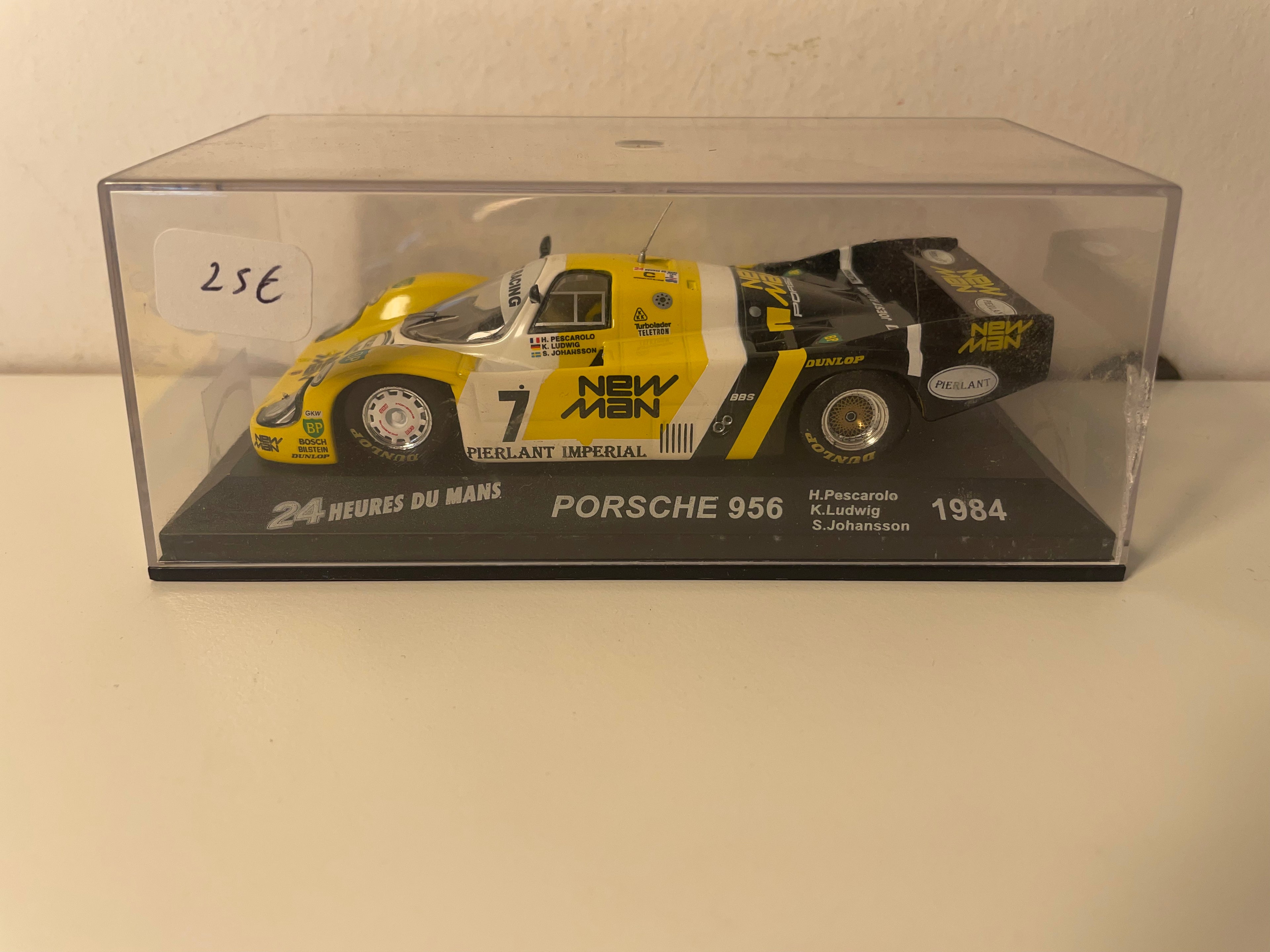 Porsche 956 número 7 preto e amarelo (24 Horas de Le Mans de 1984)